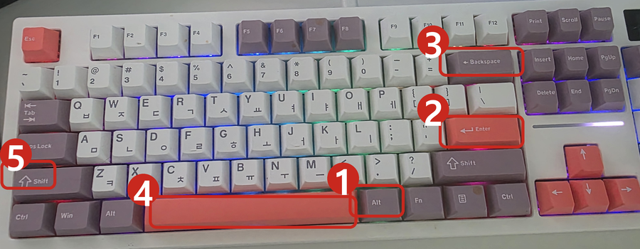 실제 키보드를 위에서 찍은 사진 — 한영 자리인 오른쪽 알트에 1번, 엔터에 2번, 백스페이스에 3번, 스페이스에 4번, 시프트에 5번이 빨간 번호로 표시돼 있다